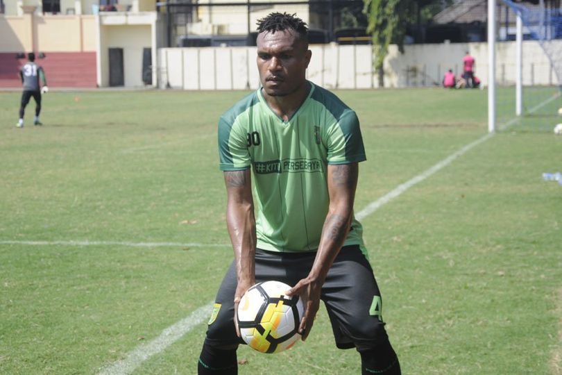 Nelson Alom Kembali Merumput Bersama Persebaya