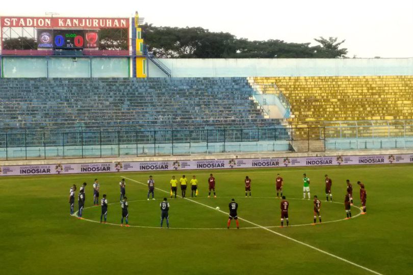 Insiden Bom, Arema Kontra PSM Diawali Mengheningkan Cipta