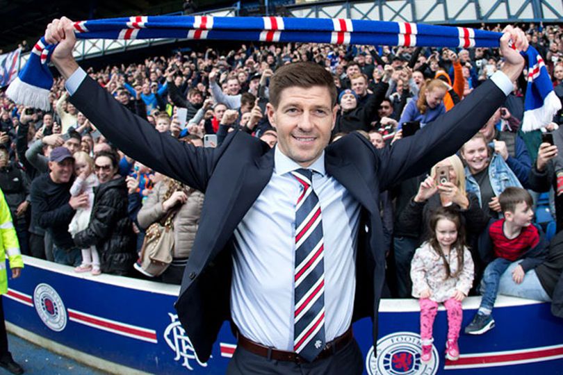 Tak Hanya Melatih, Gerrard Seharusnya Sekaligus Bermain di Rangers