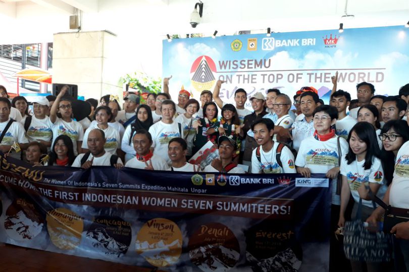 Sukses Kibarkan Merah-Putih di Everest, Menpora Berikan Apresiasi Untuk Dua Srikandi Indonesia