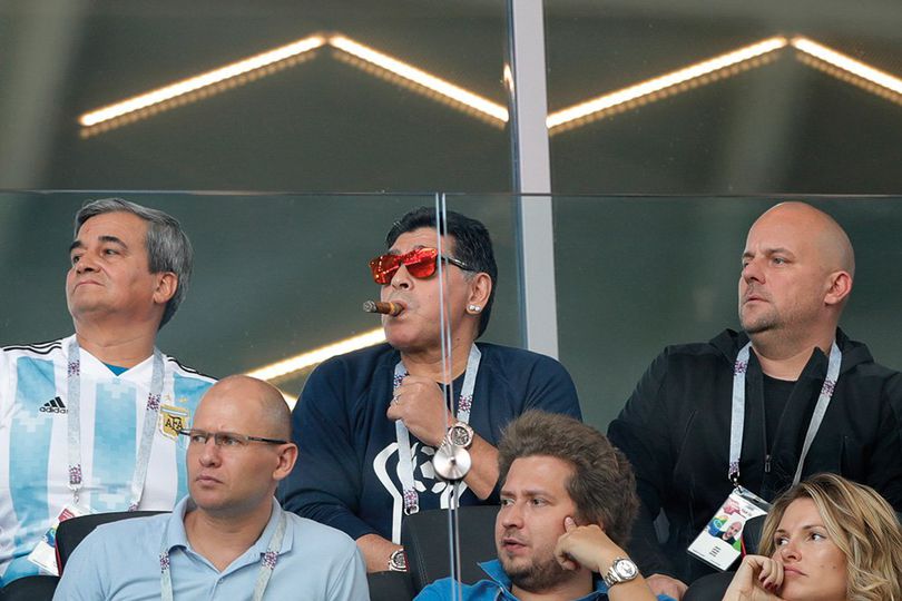 Badass! Dilarang Merokok di Stadion, Maradona Malah Sebat Dulu