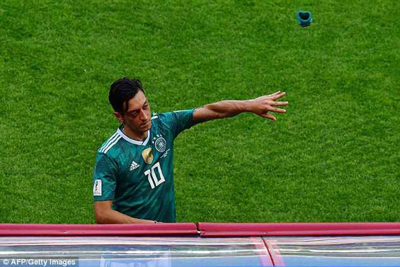 Bierhoff Sebut Ozil Mestinya Tak Diajak ke Piala Dunia 2018