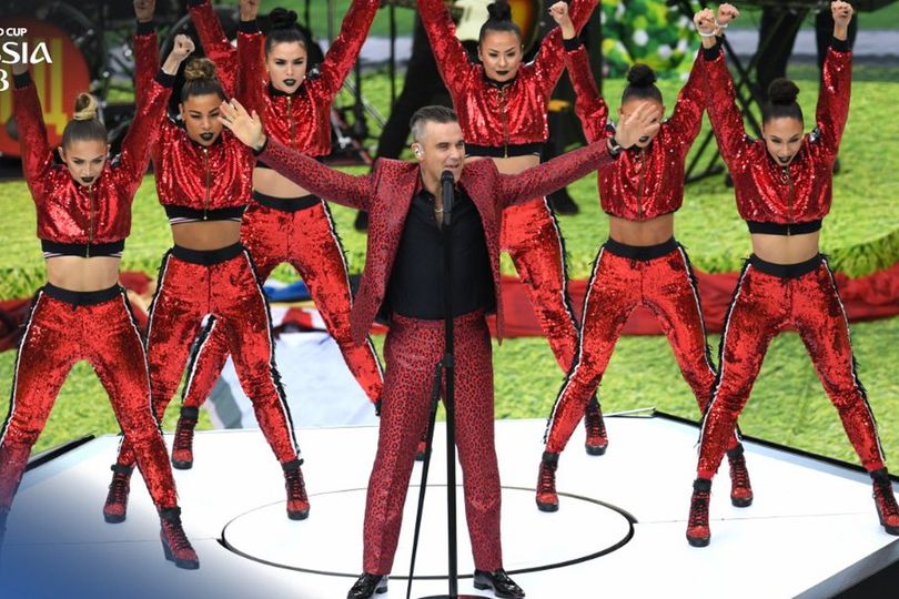 Robbie Williams Acungkan Jari Tengah Saat Opening Ceremony Piala Dunia 2018