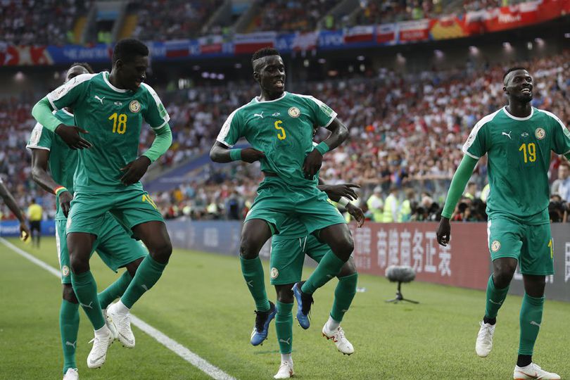 Tiru Jepang, Fans Senegal Rayakan Kemenangan Dengan Bersihkan Stadion