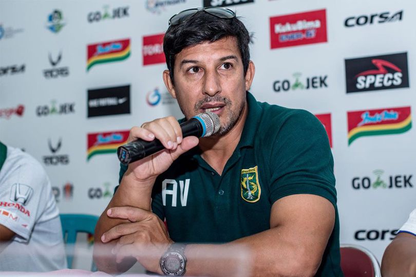 Usai Kalah dari Persib, Alfredo Vera Menolak Mundur dari Persebaya