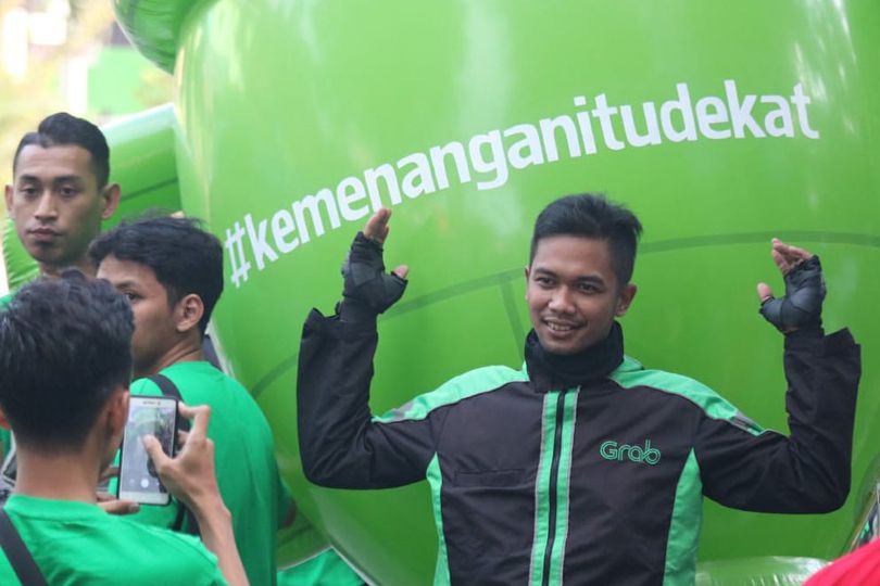 Sebuah Kehormatan, Driver Grab Bike Semarakkan Kirab Obor Asian Games 2018 di Malang Sebuah Kehormatan, Driver Grab Bike Semarakkan Kirab Obor Asian Games 2018 di Malang