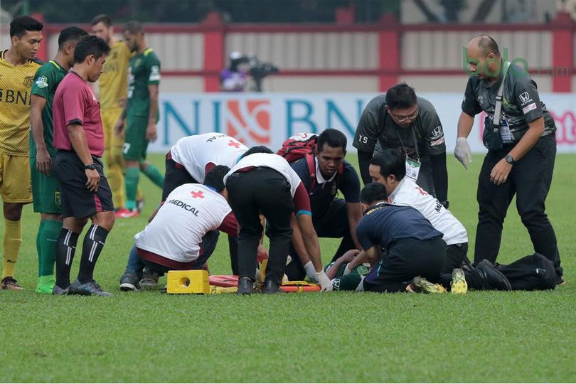 Cedera saat Tanding Lawan Bhayangkara FC,  Pemain Persebaya Dibawa ke Rumah Sakit