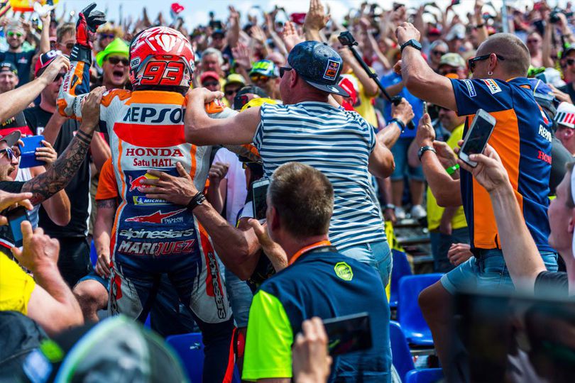 Selebrasi Bareng Fans Rossi, Marquez Beri Tribut untuk Pedrosa Selebrasi Bareng Fans Rossi, Marquez Beri Tribut untuk Pedrosa