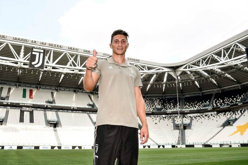 Dikaitkan dengan Milan, Caldara Mengaku Nyaman di Juve