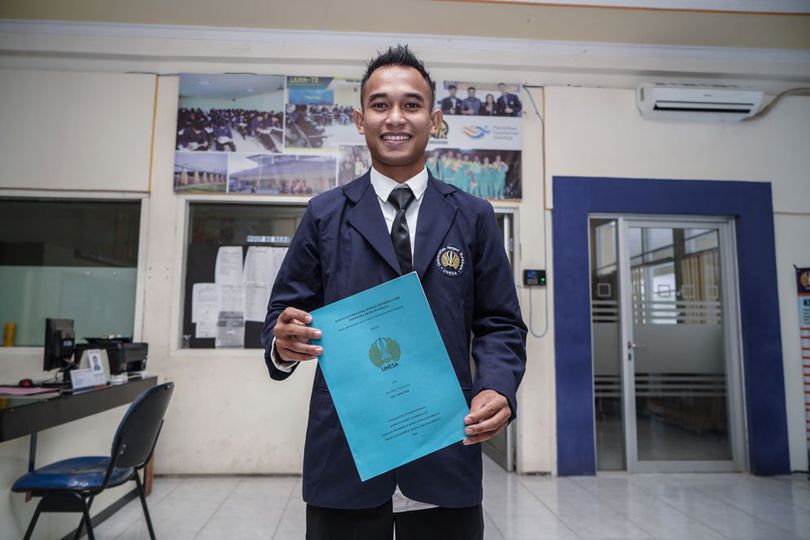 Gelandang Persebaya Akhirnya Sandang Gelar Sarjana