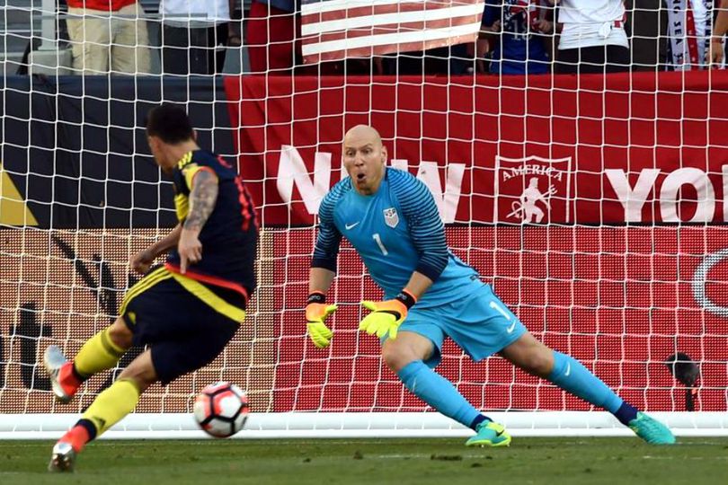 Video: Pertama di Dunia, Kiper Layani Wawancara Live Saat Sedang Tanding!