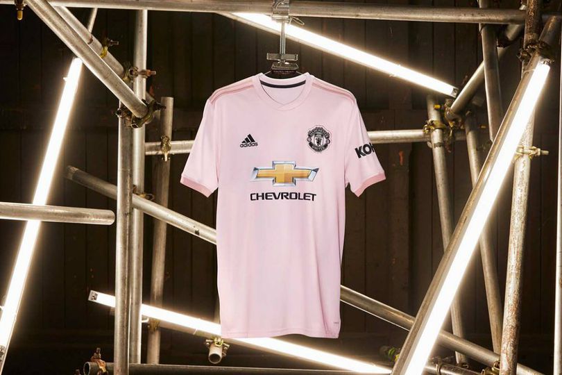 MU Rilis Jersey Tandang Berwarna Pink
