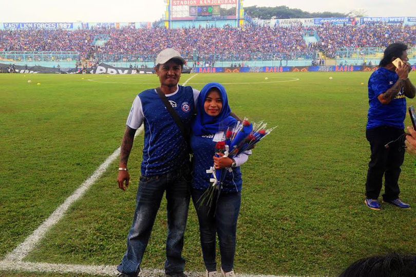 Prosesi Lamaran Aremania Warnai Laga Antara Arema dan Persebaya