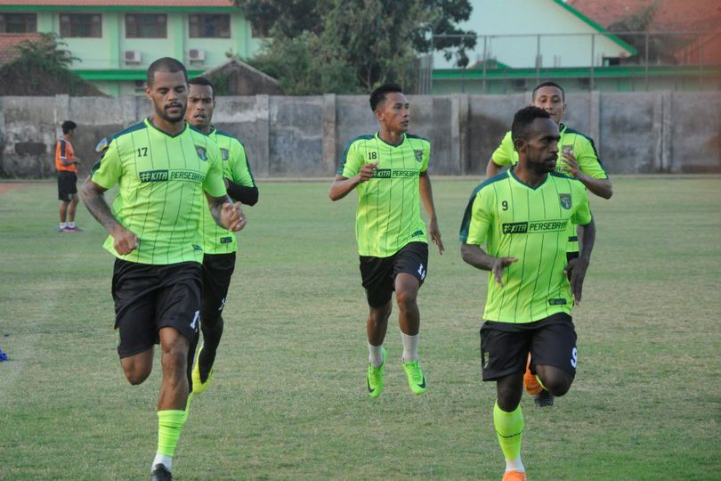 Terkendala Hujan, Persebaya Terpaksa Latihan di Lapangan Futsal