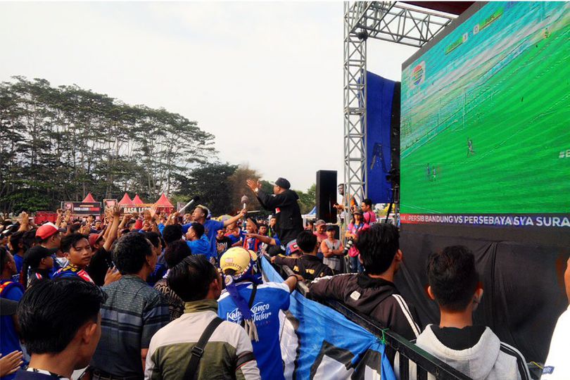 Ratusan Aremania Nobar Laga Arema vs Bali United di Pelataran Stadion Kanjuruhan