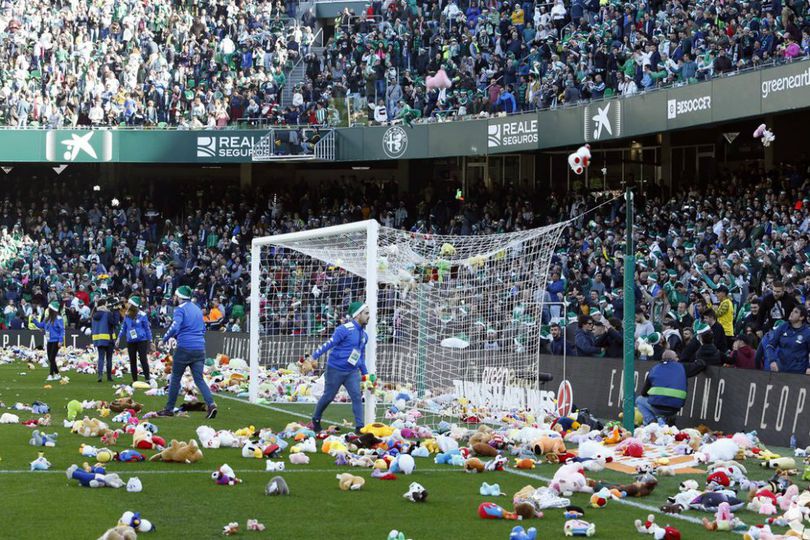Patut Dicontoh! Fans Real Betis Lempar Ribuan Boneka ke Lapangan