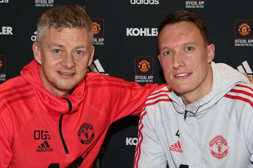 Phil Jones Resmi Perpanjang Kontrak di Manchester United