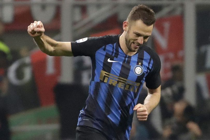 De Vrij Menebus Dosa di Derby Milan