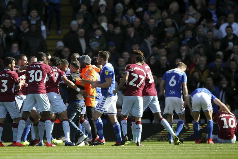 Gelandang Aston Villa Jadi Korban Pemukulan Suporter Birmingham