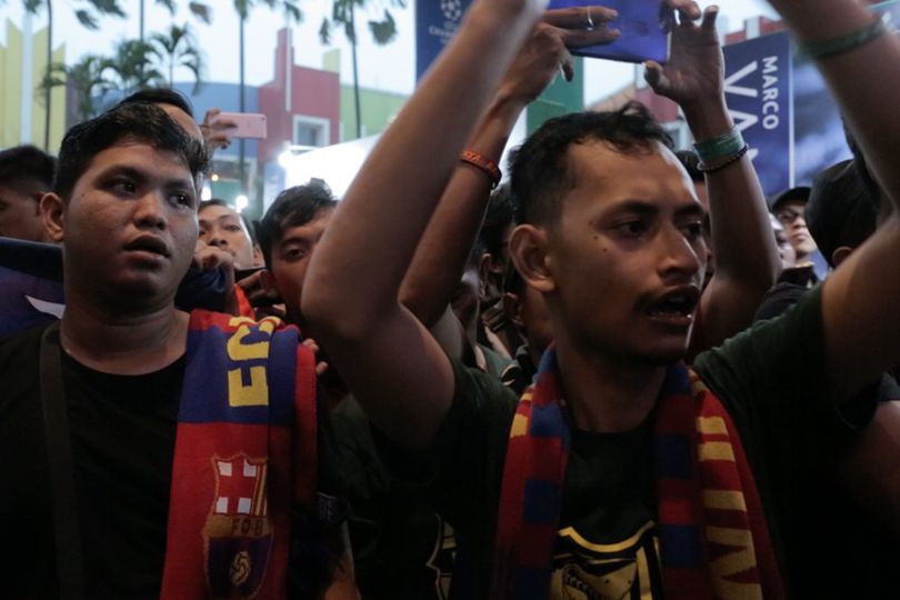 Demi Bertemu Puyol, Fans Barcelona di Surabaya Rela Terjang Hujan Badai