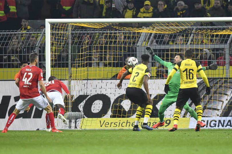 Bundesliga Moment: Triple Saves Roman Burki