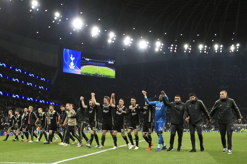 Ajax Dalam Balutan Seragam Hitam Itu Memang Menakutkan