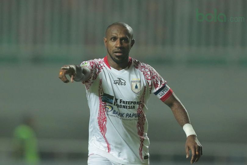 Boaz Solossa, 35 Tahun, dan Gol Indahnya ke Gawang Warriors FC