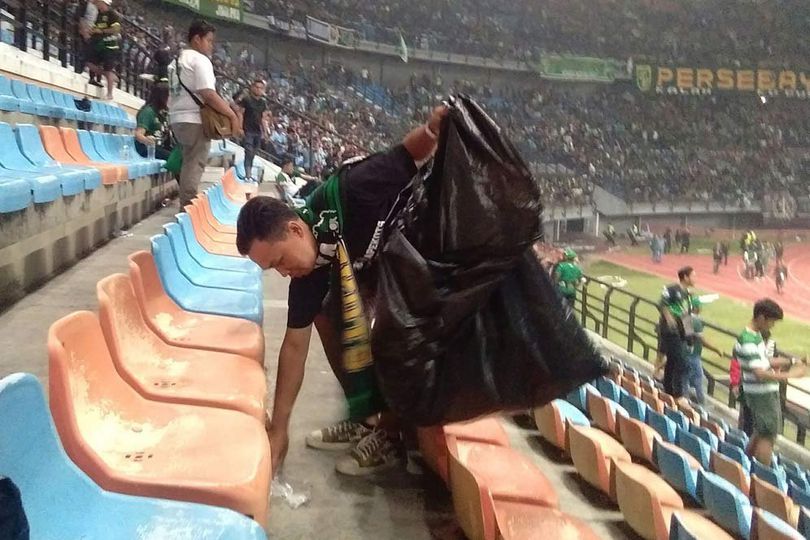 Aksi Bonek Punguti Sampah Usai Laga Persebaya Kontra Persela