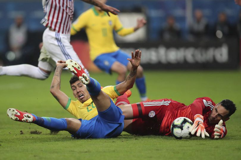 Brasil vs Paraguay, Roberto Fernandez Kunci Perlawanan Alot La Albirroja