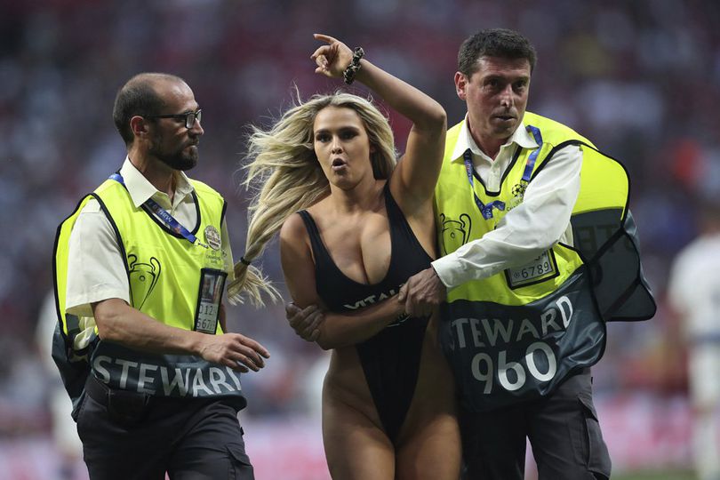 Nyaris Telanjang! Aksi Pitch Invader di Final Liga Champions Tottenham vs Liverpool