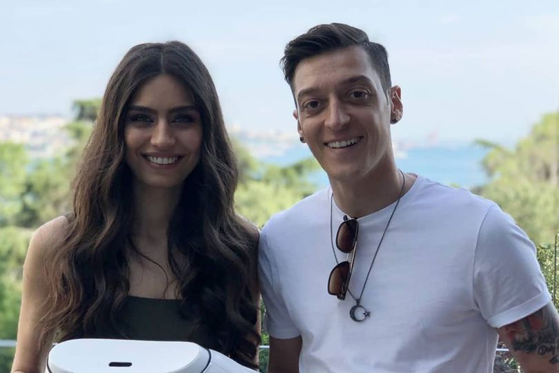 Cantiknya Amine Gulse, WAGs Mesut Ozil yang Baru Melahirkan