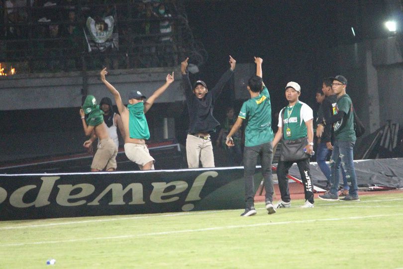 Suporter Mengamuk, Laga Persebaya vs PSS Sleman Berakhir Ricuh