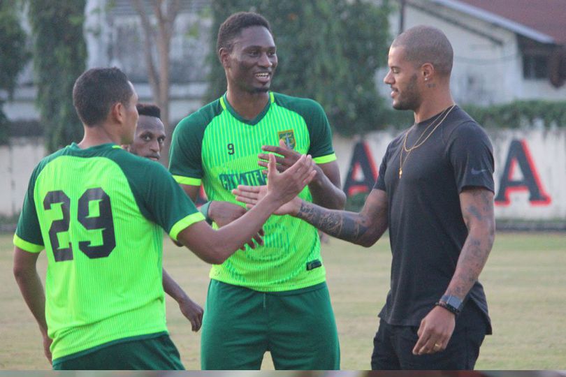 David da Silva Sambangi Latihan Persebaya