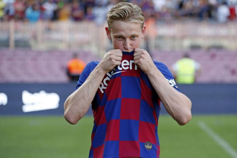 De Jong: Saya Tak Ingin Dibandingkan dengan Xavi dan Iniesta