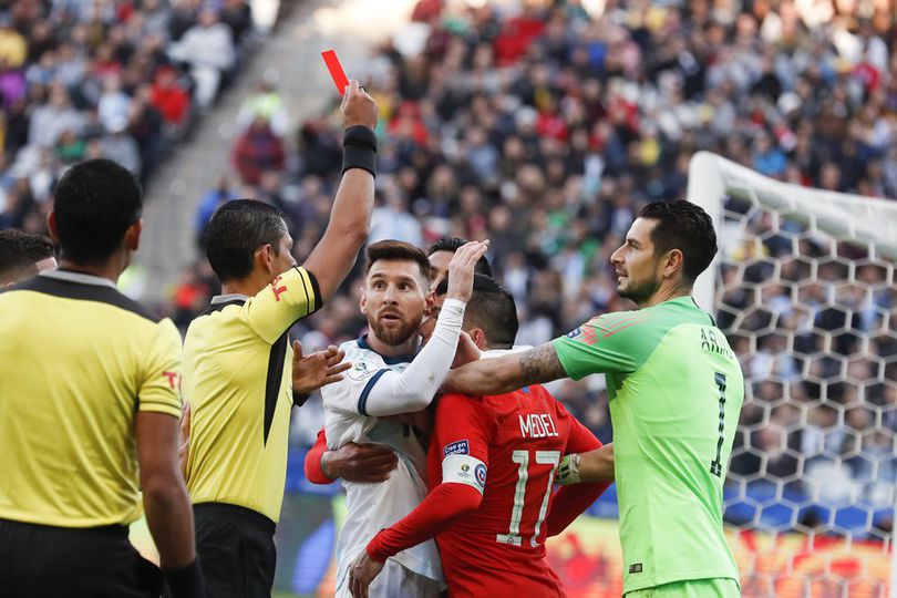 Dukung Messi, Gelandang Chile Ini Juga Pertanyakan Keputusan Wasit