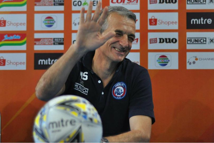 Pelatih Arema Bantah Timnya Berada Dalam Tekanan