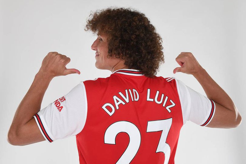 David Luiz Kenakan Nomor Punggung Nicklas Bendtner di Arsenal