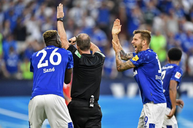 Tak Terima Dikalahkan Bayern, Suporter Schalke Laporkan VAR ke Polisi