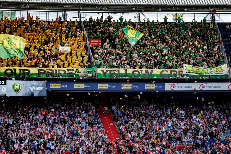 Fans Ado Den Haag Ciptakan Hujan Boneka di Markas Feyenoord