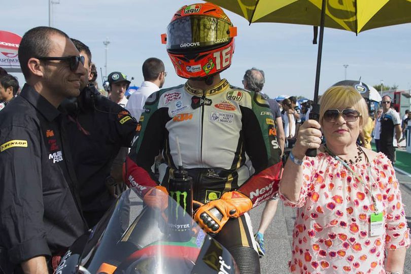 Murid Valentino Rossi Minta Sang Nenek Jadi Umbrella Girl