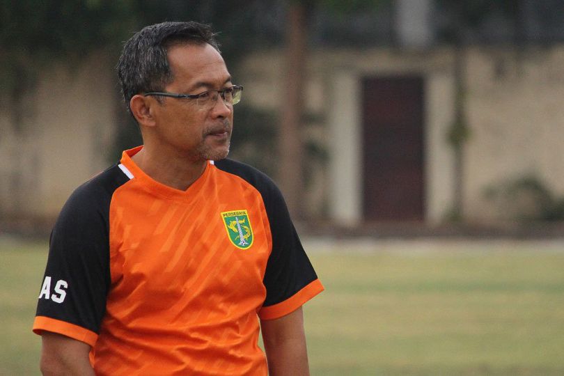 Respons Aji Santoso Terkait Kemungkinan Bermain di Stadion Gelora Bung Tomo