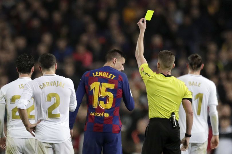 Clement Lenglet Akui Kontak dengan Raphael Varane: Itu Bukan Penalti!