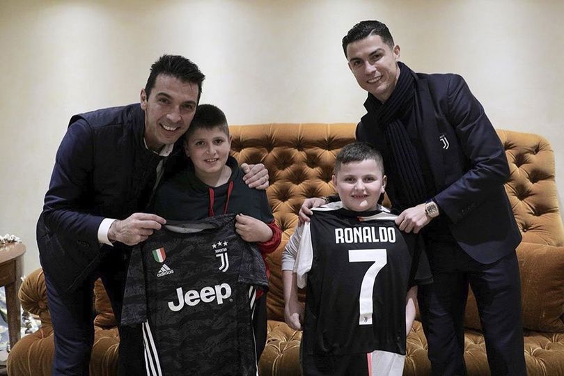 Kelas! Ronaldo dan Buffon Hibur Dua Anak Kecil yang Selamat dari Gempa di Albania