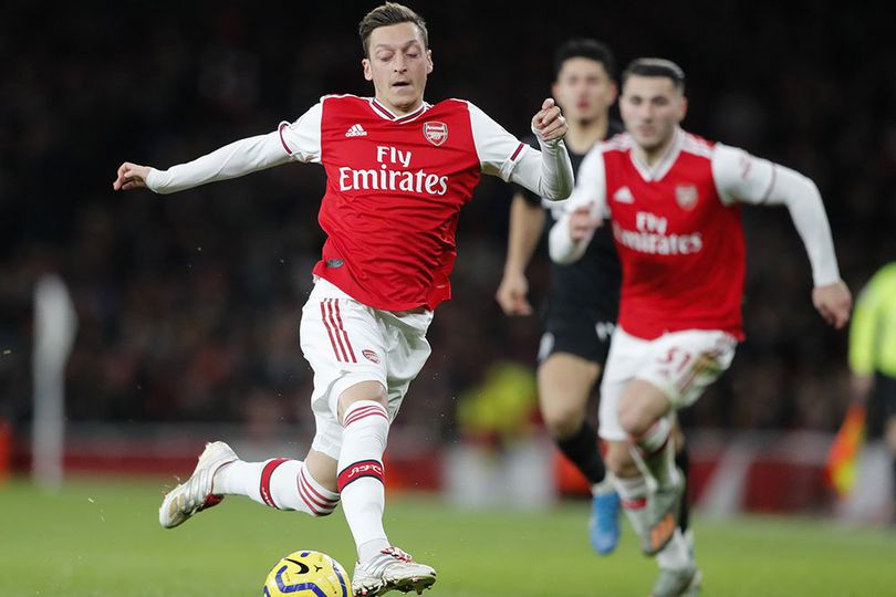 Arsenal Tumbang, Mesut Ozil Marah-marah ke Lacazette