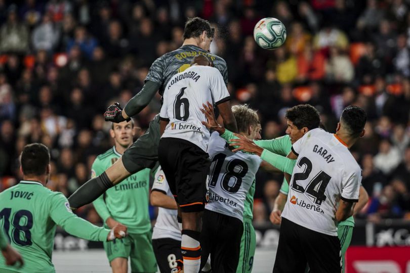 Video: Ikut andil Atas Gol Madrid, Courtois Ejek Suporter Valencia