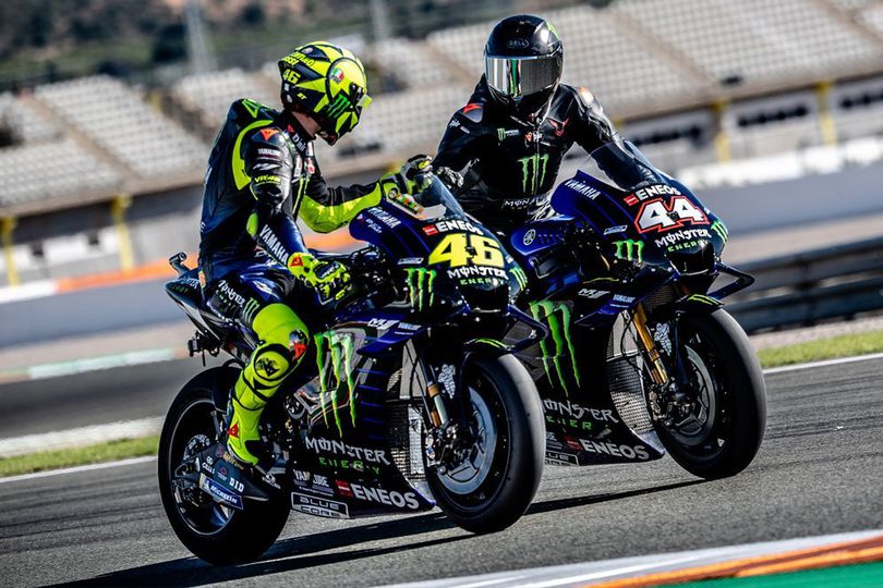 Valentino Rossi Ungkap Kesulitan Bimbing Lewis Hamilton Jajal M1