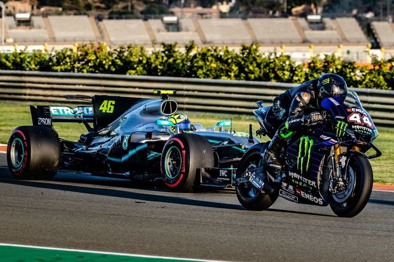 Video: Valentino Rossi-Lewis Hamilton Tukar Kendaraan Balap di Valencia