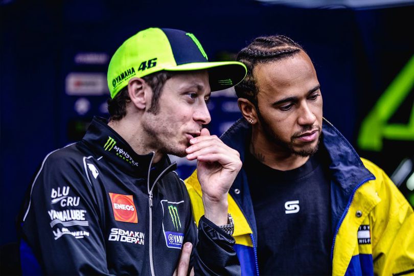 Valentino Rossi Kunjungi Markas Mercedes, Siap Jajal Mobil Lewis Hamilton