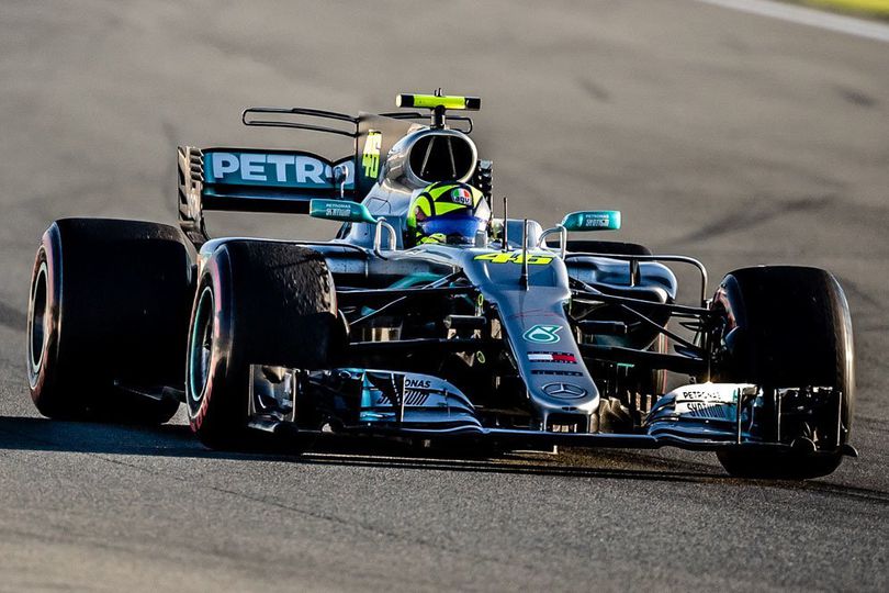 Mercedes Puji Performa Valentino Rossi Kendarai Mobil Formula 1