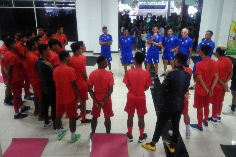 Lapangan Baru Diguyur Hujan, Skuad Arema FC Pilih berlatih Indoor